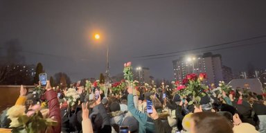 Затримання та протести: похорон Навального переріс у нічний мітинг (відео)