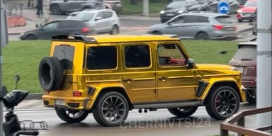 По-богатому: в Украине заметили яркий золотой "Гелендваген" (фото, видео)
