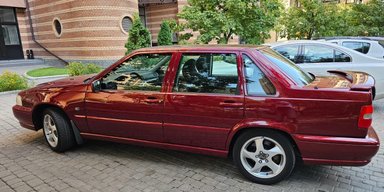 Капсула часу з 90-х: у Києві виявили 27-річний спортивний Volvo у новому стані (фото)