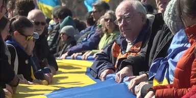Важить 150 кг: біля Білого дому розгорнули величезний прапор України (відео)