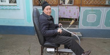"Покрутил педали — и дом со светом": мужчина из Днепра сам сделал велогенератор (видео)