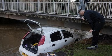 Британець врятував дитину з машини, що тонула під час шторму (фото, відео)