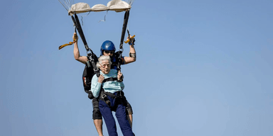 "Было восхитительно": 104-летняя американка стала самой старой парашютисткой в мире (видео)
