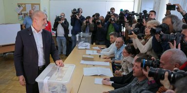 Противник помощи Украине и санкций против РФ: на выборах в Болгарии лидирует партия Радева