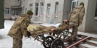 "Вас слишком много!" Раненые военные без рук и ног стоят на морозе, чтобы попасть в госпиталь