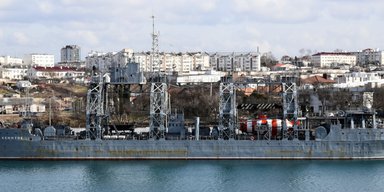 ЗСУ атакували раритетний корабель ЧФ РФ: зʼявилися супутникові знімки після удару в Криму