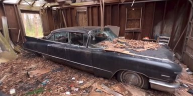 У занедбаному маєтку виявили розкішне американське авто 60-х (відео)