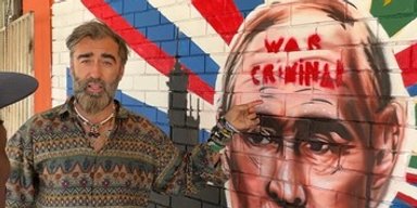 "Воєнний злочинець": ведучий з України "виправив" графіті з Путіним у Південній Африці (відео)