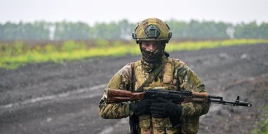 Креативные штурмы с лестницами: в ВСУ описали действия ВС РФ на Донбассе (видео)