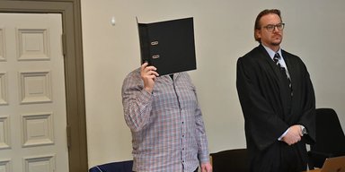 Угрожал депортацией: в Германии чиновник домогался детей украинских беженцев