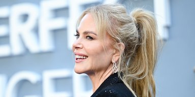 57-летняя Николь Кидман вышла на публику в жакете с глубоким декольте и без блузы (фото)