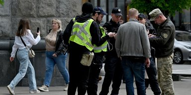 В Одесі люди напали на поліціянтку, щоб допомогти ухилянту: вона в лікарні (відео)
