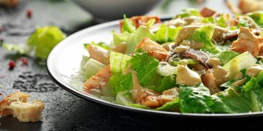 Летний ужин: рецепт вкусного салата с курицей