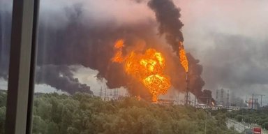 Московський НПЗ атакували дрони: спалахнула пожежа, над містом густий чорний дим (відео)