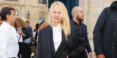 Естественная красота: Памела Андерсон в костюме унисекс и без макияжа появилась на публике