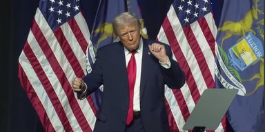Показал средний палец и выругался: Трамп нагрубил работнику автозавода (видео)