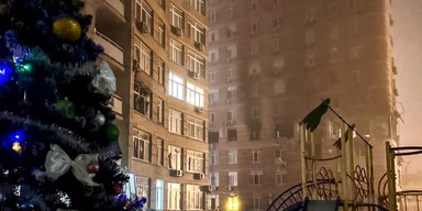 Возле разрушенной ракетой многоэтажки в Одессе зажгли новогоднюю елку (фото)