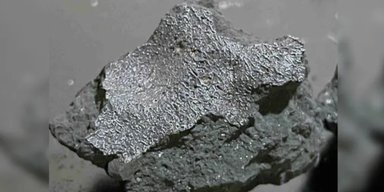 Крышу дома пробил метеорит с внеземными органическими веществами: что в нем нашли (фото)