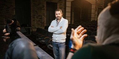 Известный режиссер получил подозрение в домогательствах к студенткам: что известно (фото)