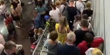 Тисячі росіян чекають на підлозі на рушниках: в аеропорту Сочі колапс та хаос (відео)
