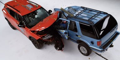 Chevrolet Blazer 1996 года и 2026-го столкнули лбами в краш-тесте: результат впечатлил (видео)