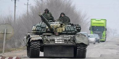Формують нові резерви: ЗС РФ перекидають важку техніку через Маріуполь до Бердянська (фото)
