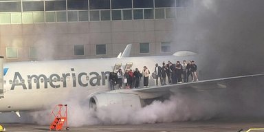 Пассажиры спаслись на крыле: самолет загорелся в аэропорту Денвера (видео)