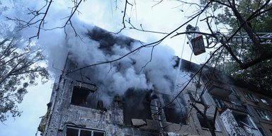 Несуть квіти та іграшки: кияни вшановують загиблу під час російської атаки 12-річну дівчинку