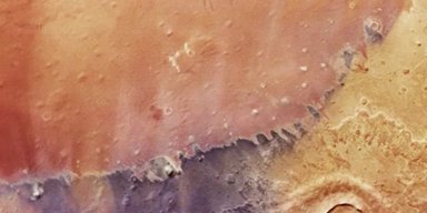 На новой фотографии Марс выглядит не красным, а фиолетовым и желтым: в чем причина (фото)