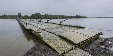 Под Курском россияне налаживают понтонные переправы вместо мостов через Сейм (фото)