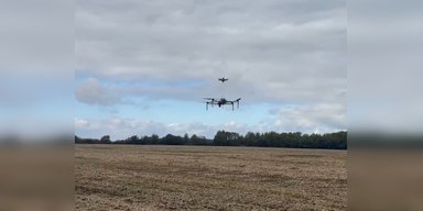 Переносит FPV-дроны в тыл РФ: показали новый украинский БПЛА (видео)