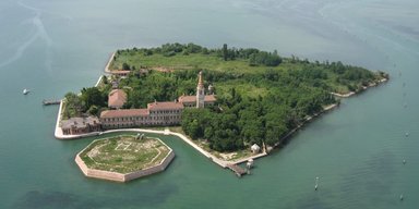 "Острів смерті" в Італії планують перетворити на парк відпочинку для місцевих (фото)