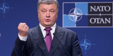 Прихлопни врага Конституцией. Зачем Порошенко хочет закрепить в Основном законе стремление Украины в НАТО