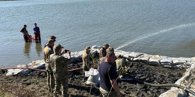 За 40 км від кордону з Україною: у Молдові виявили уламки ракети в озері, — МВС (фото)