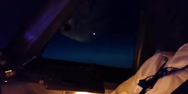 Гражданские пилоты сняли на камеру "танец" НЛО в небе (видео)