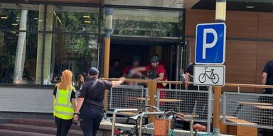 Стрілянина у Черкасах: з McDonald's винесли пораненого чоловіка (відео)
