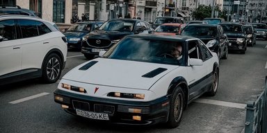 Хай-тек із 80-х: у Києві засвітилося американське авто із дуже незвичним кермом (фото)