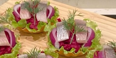 Быстро и вкусно: рецепт простейшей закуски с сельдью на праздничный стол