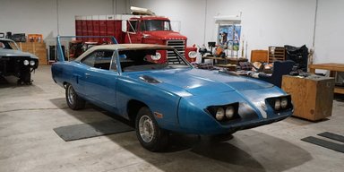 Культовий американський спорткар 70-х за $500000 простояв понад 40 років на складі (відео)