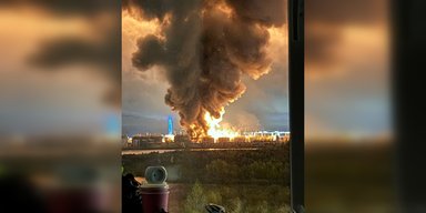 В Санкт-Петербурге дроны поразили нефтетопливный порт и датацентр "Вконтакте": вспыхнул сильный пожар (видео)