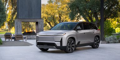 Изменился до неузнаваемости и стал электрокаром: дебютировал новый Toyota Highlander (видео)