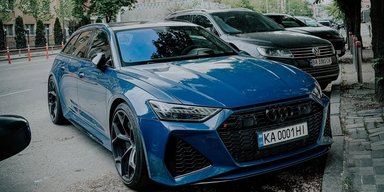 Сімейна ракета: у Києві помітили 630-сильний заряджений універсал Audi (фото)