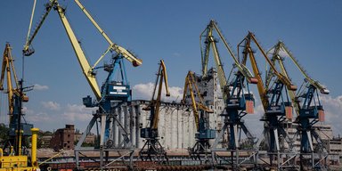 Вивезти награбоване: росіяни поглиблюють дно морського порту у Маріуполі (відео)