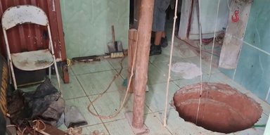 Искал золото: мужчина упал в 40-метровую яму, которую вырыл у себя на кухне (фото)