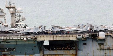 Весь ржавый: авианосец США прибыл в Таиланд после рекордного срока в море (видео)