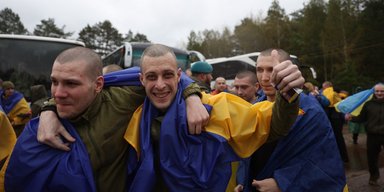 Захищали Маріуполь, "Азовсталь" і ЧАЕС: в Україну з російського полону повернулися 185 солдатів (фото)