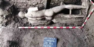 Спрятали божество в канализации: в Болгарии нашли вестника олимпийцев (фото)