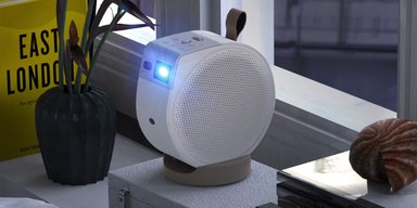 Недорогой проектор BenQ GV32 работает без розетки и дает 120-дюймовый экран на потолке (фото)
