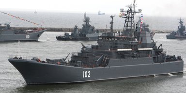 У Криму пролунали вибухи: десантний корабель міг піти на дно, — соцмережі (відео)