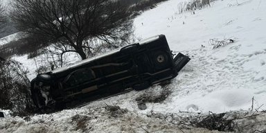 Їхали з Києва на відпочинок: на Закарпатті перекинувся автобус з дітьми, є травмовані (фото)